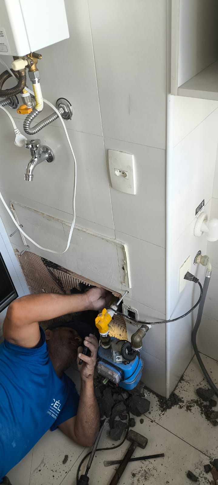 Técnico Fazano executando reparo hidráulico