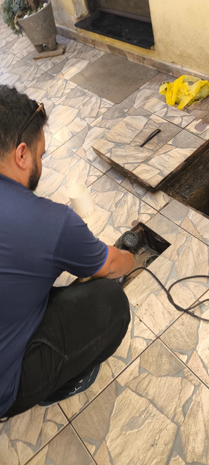 Técnico realizando vídeo inspeção